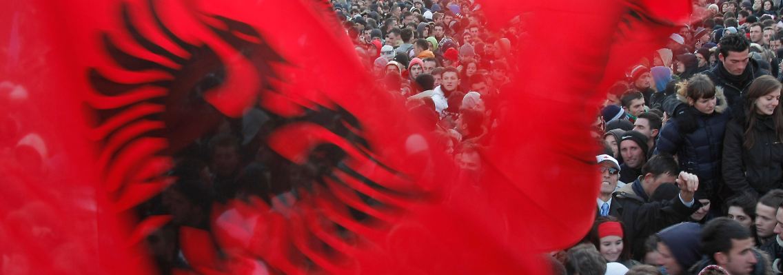 Kosovaren feiern im Februar den zweiten Jahrestag der Unabhängigkeit - mit albanischen Fahnen.