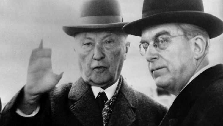 Bundeskanzler Konrad Adenauer und Staatssekretär Hans Globke.
