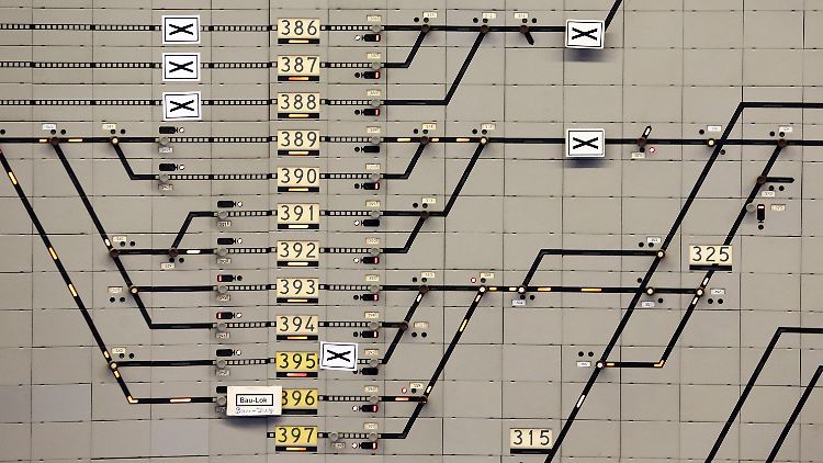 Info-Tafel im Stellwerk in Oberhausen. Wer sich damit auskennt, müsste für die Bahn derzeit Gold wert sein.