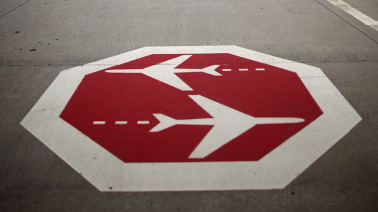 Am Heimatflughafen Frankfurt sinkt das Passagieraufkommen für Fraport, im Ausland steigt es.