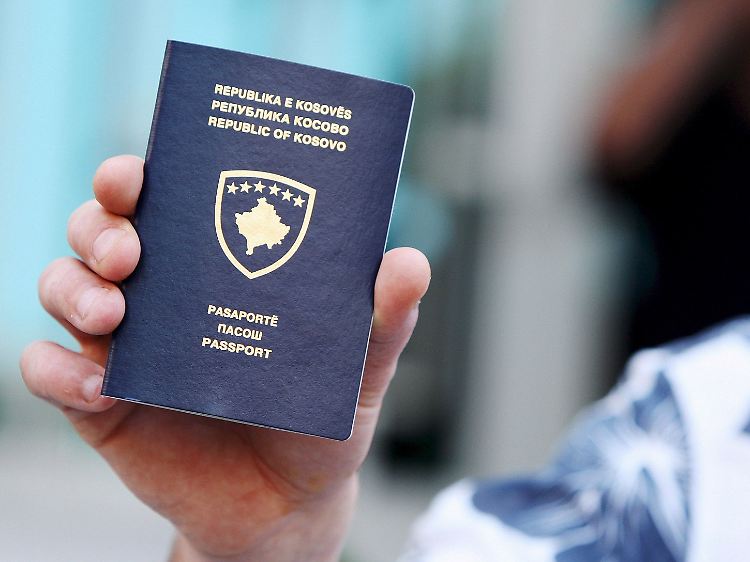 Ein Kosovoalbaner präsentiert nach der Unabhängigkeitserklärung seinen neuen Pass.