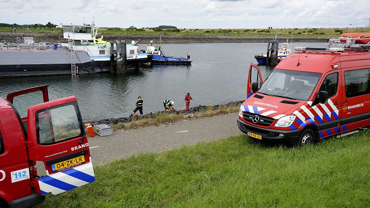 Einige Rettungswagen sind im Einsatz und warten darauf, die noch vermissten Opfer zu versorgen.