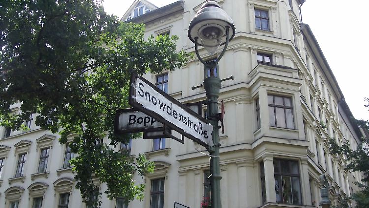 Die Schönleinstraße in Berlin-Kreuzberg heißt jetzt Snowdenstraße - zumindest inoffiziell an einer Straßenecke.