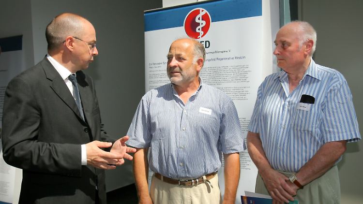 Der Herzchirurg Prof. Gustav Steinhoff (l.) betreut eine Studie mit 65 Patienten, denen nach einem Herzinfarkt Stammzellen injiziert werden.