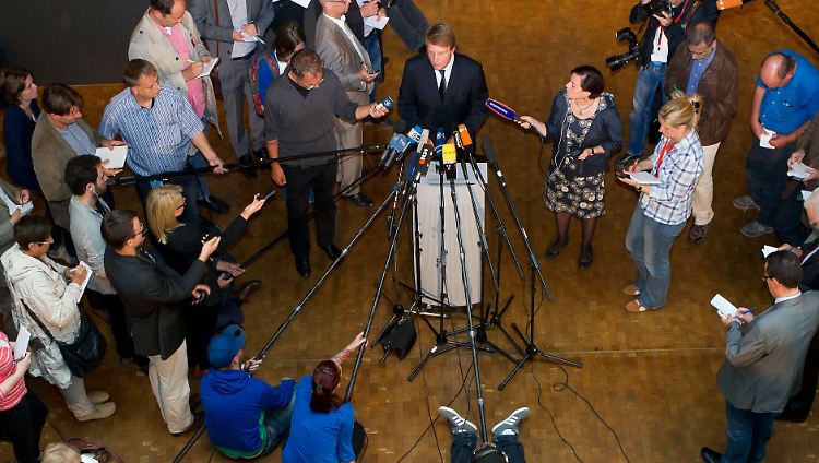 Pofalla verliest seine Erklärung und lässt anschließend keine Fragen von Journalisten zu.