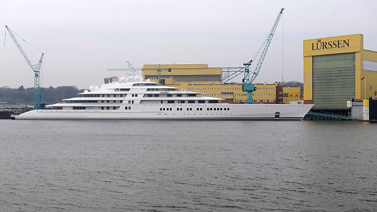 "Größte Jacht der Welt": Die "Azzam" liegt am Ausrüstungspier der Bremer Lürssen-Werft.