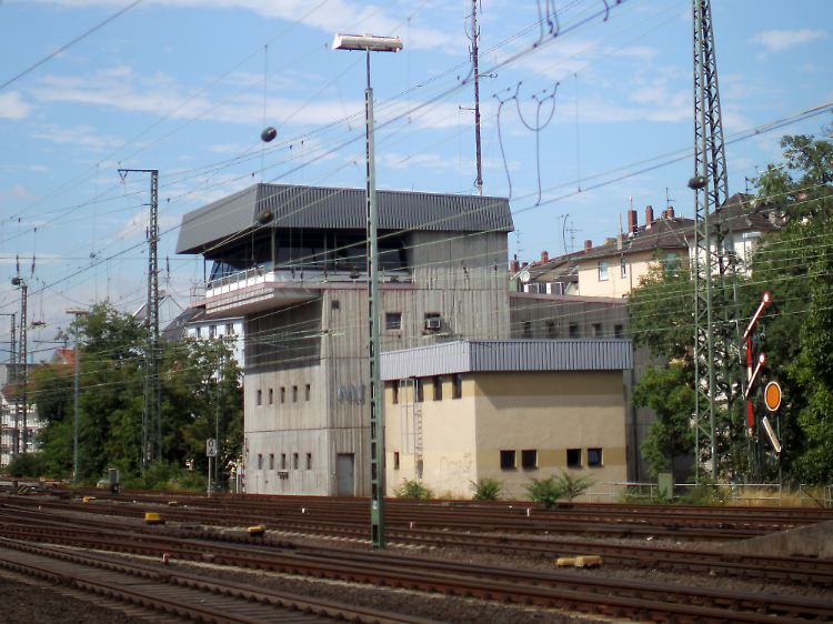 Ein ungewöhnlich hoher Krankenstand in der Urlaubszeit sorgt für ein Fahrplanchaos am Mainzer Hauptbahnhof.