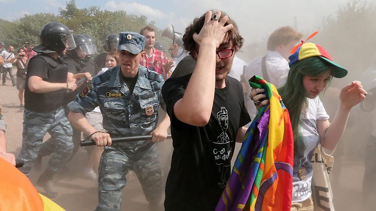 Juni 2013: Polizisten gehen in St. Petersburg gegen homosexuelle Aktivisten vor.