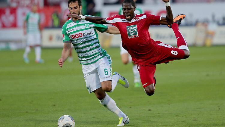 Der Fürther Mergim Mavraj kämpft mit Mohamadou Idrissou vom 1. FC Kaiserslautern um den Ball.