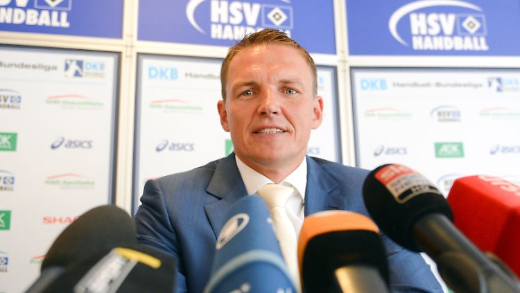 Gerade noch hat Frank Rost sein Team mächtig unter Druck gesetzt - jetzt ist er zurückgetreten.