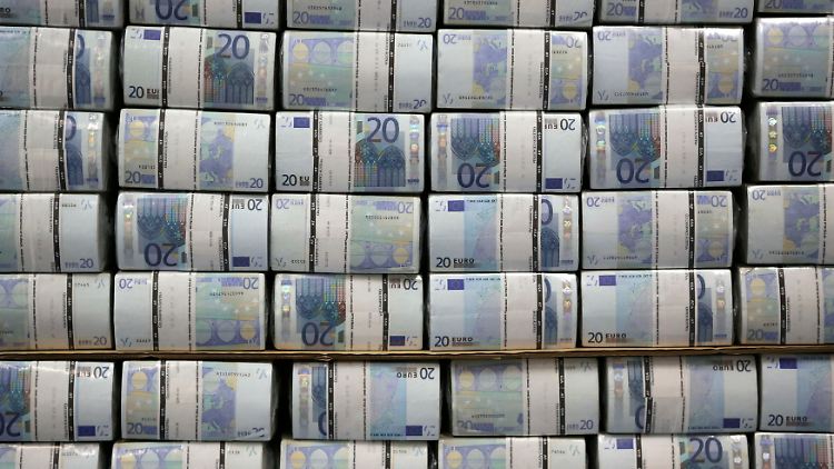 Keine Tapete: Fachgerecht gebündelte und verpackte 20-Euro-Scheine warten auf ihren Einsatz in der Bargeldversorgung.