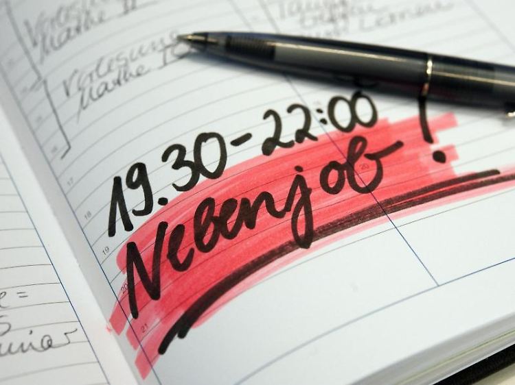 Um unangenehme Überraschungen zu vermeiden, sollten Arbeitnehmer ihren Chef über einen geplanten Nebenjob informieren.