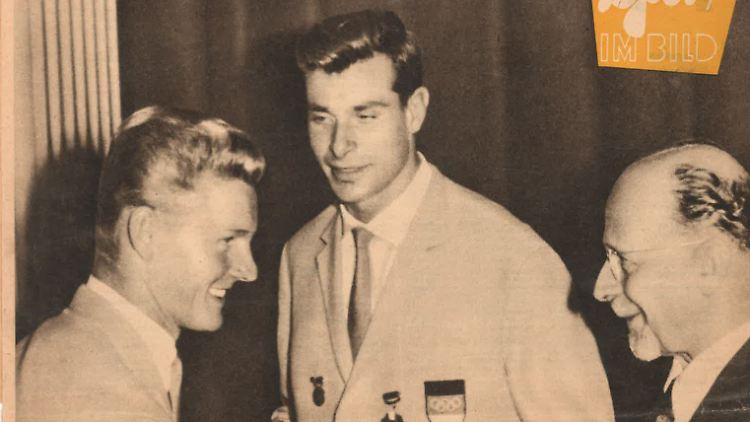 Goldmedaillengewinner beim Vorsitzenden des Staatsrats der DDR: Günter Perleberg, Mitte, mit dem Kollegen Dieter Krause, links, und Walter Ulbricht.