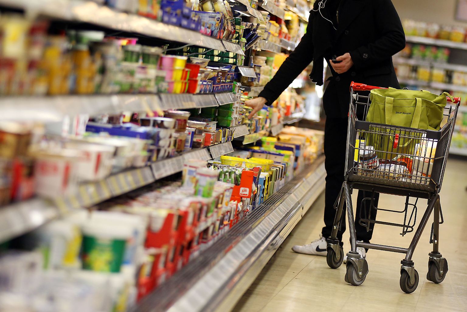 Beim Lebensmitteleinkauf müssen die Deutschen tiefer in die Tasche greifen. Im Vergleich zum Vorjahr sind die Preise für Nahrungsmittel und nichtalkoholische Getränke um durchschnittlich 5 Prozent gestiegen. 