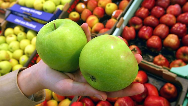 Ein Beispiel: Im Supermarkt kostet ein Kilo Äpfel jetzt meist um die 2 Euro. Im vorigen Jahr waren Äpfel noch etwa 20 Prozent günstiger – damals kostete das Kilo also nur 1,65 Euro. 