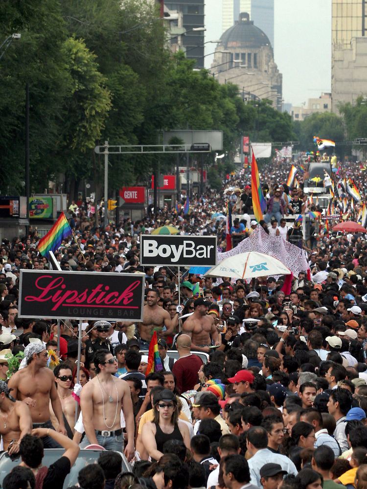 Mexiko-Stadt hofft auf finanzkräftige Homosexuelle (Schwulen- und Lesben-Parade in Mexiko Stadt, Archivbild von 2007)