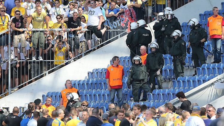 Im Fußballstadion gilt: Die Polizei, dein Freund und Feindbild.
