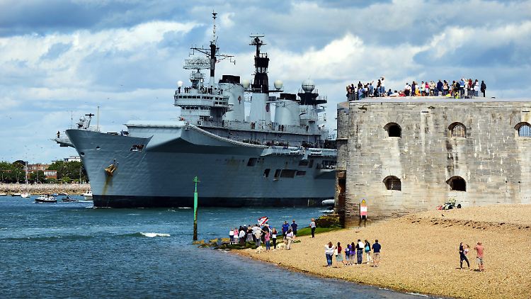 In Portsmouth verlässt ein britisches Kriegsschiff den Hafen Richtung Gibraltar.