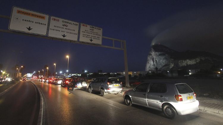 An der Grenze zu Gibraltar bilden sich kilometerlange Staus.