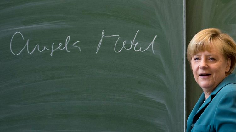Lehrerin der Nation? Am ersten Tag nach ihrem Urlaub geht Kanzlerin Merkel in Berlin in die Schule - es geht um den Mauerbau.