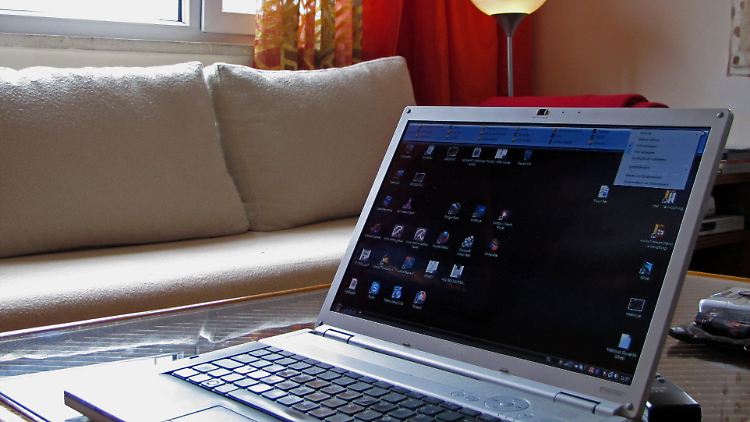 Arbeiten auf dem Sofa mag bequem sein - besser aber, man trennt die berufliche und die private Sphäre.