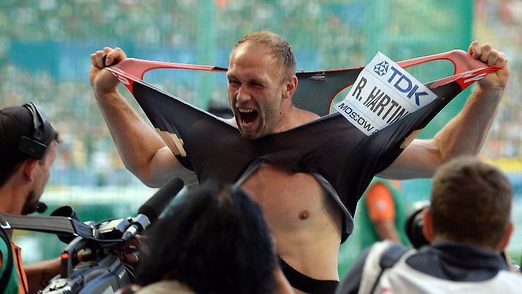Erst die erfolgreiche Zerreißprobe im Ring, dann die für sein Trikot: Harting blieb sich in Moskau treu.