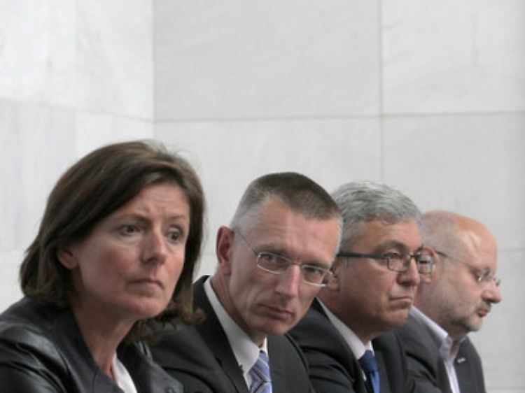 Die rheinland-pfälzische Ministerpräsidentin Malu Dreyer (SPD, l-r), DB Netz-Chef Frank Sennhenn, Verkehrsminister Roger Lewentz (SPD) und der Vorsitzende der Eisenbahngewerkschaft, Alexander Kirchner, nach dem Krisengipfel.