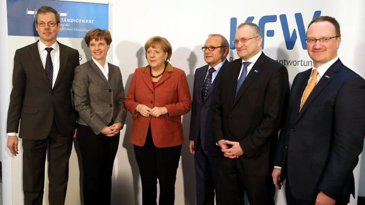 Merkel bei der Festveranstaltung im Februar zum 50-jährigen Bestehen des Sachverständigenrates zwischen den damaligen Mitgliedern Peter Bofinger, Claudia Buch, Wolfgang Franz, Christoph Schmidt und Lars Feld. (v.l.n.r.)