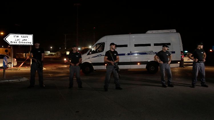 Die Häftlinge, die alle wegen Mordes oder Beihilfe zum Mord verurteilt worden waren, wurden erstmals in Fahrzeugen mit abgedunkelten Fenstern transportiert.