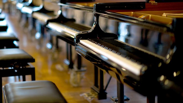 Steinway-Flügel vor ihrer Endabnahme im Hamburger Werk. Das Unternehmen hat deutsche Wurzeln. H.E. Steinweg gründete die Firma vor 160 Jahren in New York.