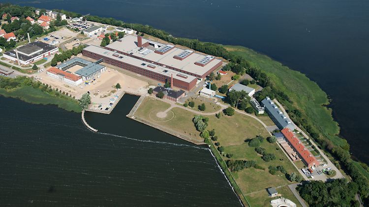 Die Insel Riems im Südwesten des Greifswalder Boddens mit dem Forschungskomplex (M) und Hauptsitz des Friedrich-Loeffler-Instituts (FLI) für Tierseuchenforschung.