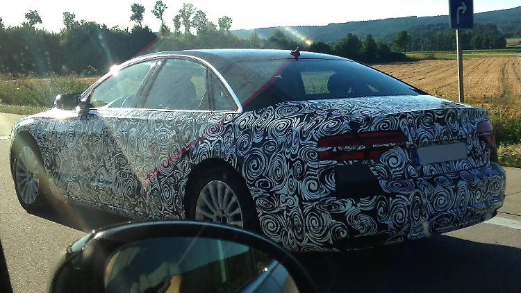 Auf der Autobahn fuhr der getarnte A8 n-tv.de vor die Smartphonelinse.