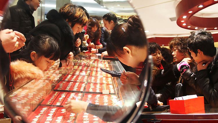 Schnäppchensucher in China: Die Nachfrage nach Gold ist dank der gesunkenen Preise im ersten Halbjahr um 54 Prozent auf 706 Tonnen gestiegen. Damit ist die Volksrepublik Indien als wichtigstes Abnehmerland dieses Jahr überholen.