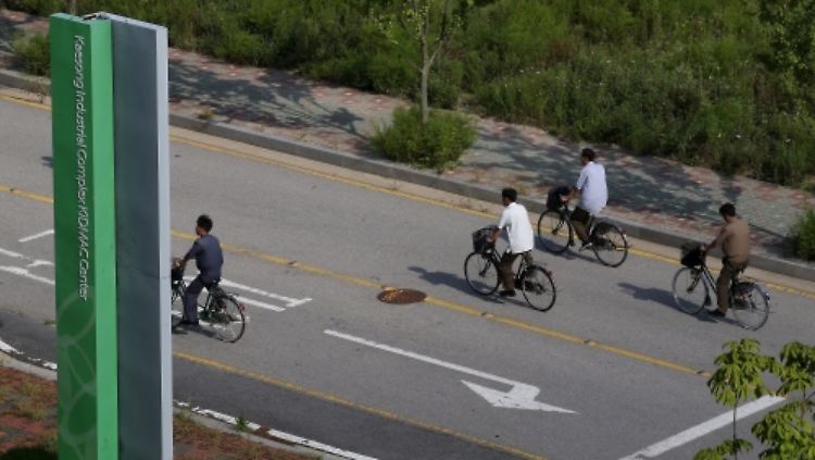 Arbeiter in der Nähe der Industriezone Kaesong. Die beiden Staaten kommen mit der Einigung wieder auf dem Normalzustand ihrer Beziehungen an.