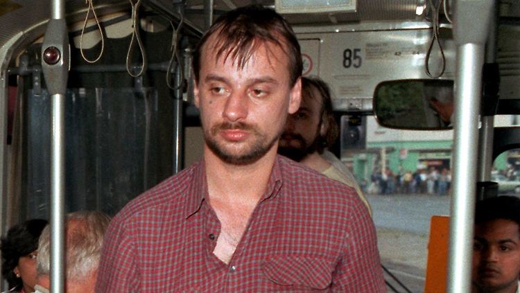 Degowski beim Kontrollgang in einem gekaperten Bus im Jahr 1988 in Bremen.
