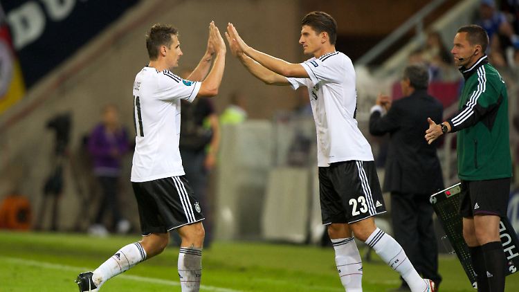 Links ein Rekordtorschütze in spe, rechts eine Tormaschine: Miroslav Klose und Mario Gomez.