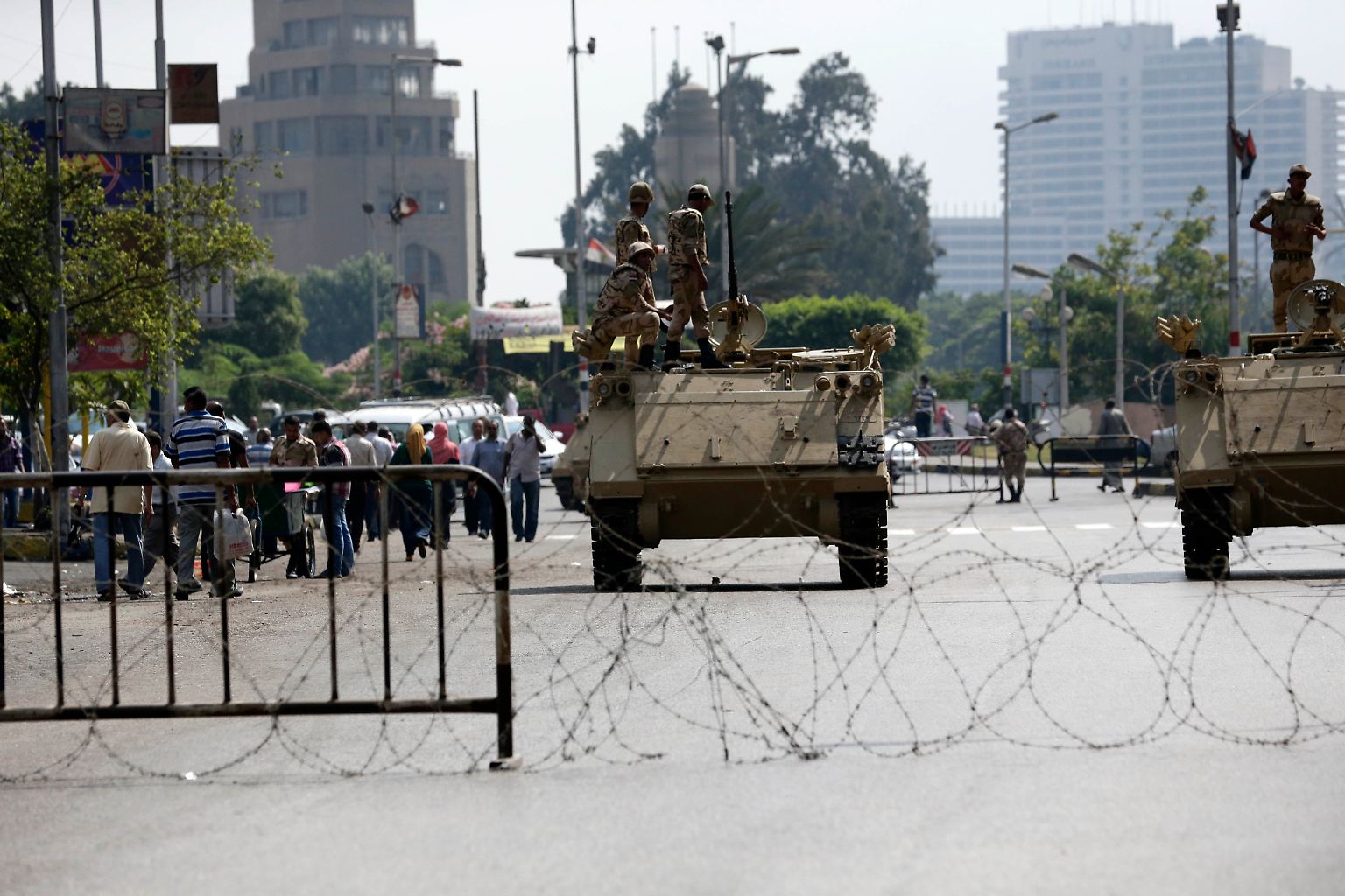 Es ist noch früh am Morgen, als am 14. August die Regierungsgegner in ihren Protestcamps in Kairo von Sicherheitskräften aus dem Schlaf gerissen werden. 