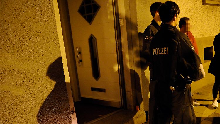 Die Polizei fahndet weiter nach dem flüchtigen mutmaßlichen Täter.