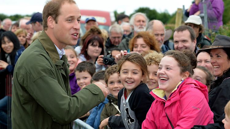 Nach seiner Rückkehr aus der Babypause wird Prinz William gewohnt herzlich von den Menschen empfangen. 