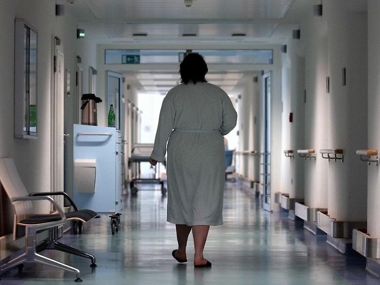 Wer im Krankenhaus sein Zimmer nicht mit anderen Patienten teilen will, kann private Zusatzversicherungen abschließen. Allerdings lohnt sich eine solche Police nicht immer.