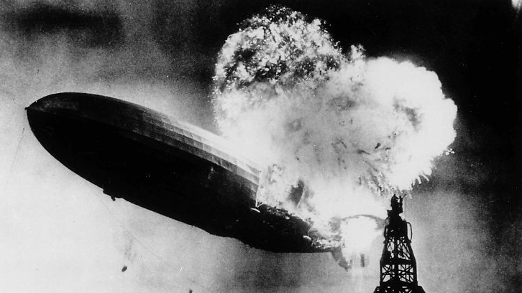 Die "Hindenburg" verbrennt 1937 bei einer missglückten Landung in Lakehurst bei New York
