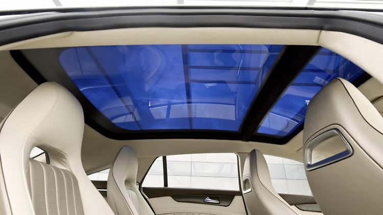Mercedes arbeitet an einem Panoramadach, das sich auf Knopfdruck tönen lässt und so die Sonne abhält.