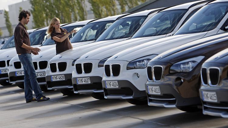 Immer mehr Frauen sagen, wo beim Autokauf der Hase lang läuft.