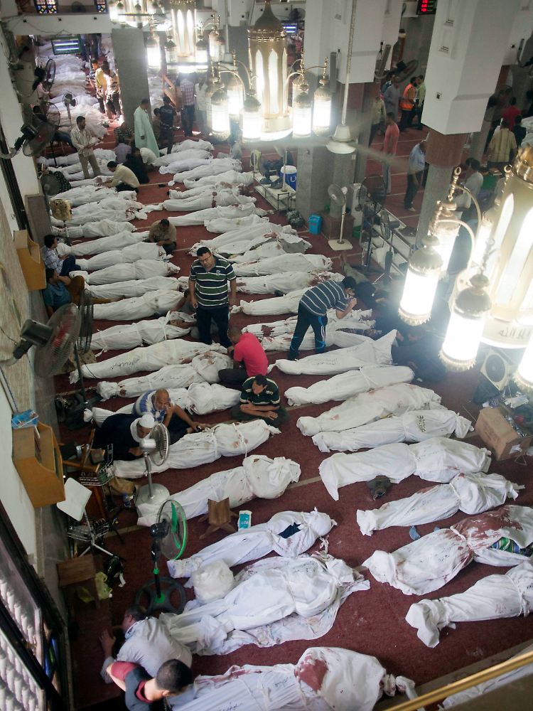 Es sind zu viele Tote für die Leichenhäuser der Stadt - die Opfer werden in den Moscheen von Kairo aufgebahrt.