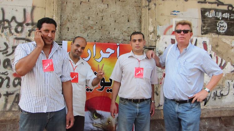 Ronald Meinardus (r., hier am Rande des Tahrir-Platzes) ist Leiter des Regionalbüros der FDP-nahen Naumann-Stiftung für die Freiheit in Kairo.