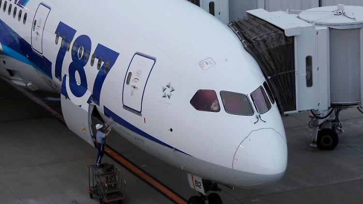 Bodenpersonal checkt am Gate einen Dreamliner der All Nippon Airways.