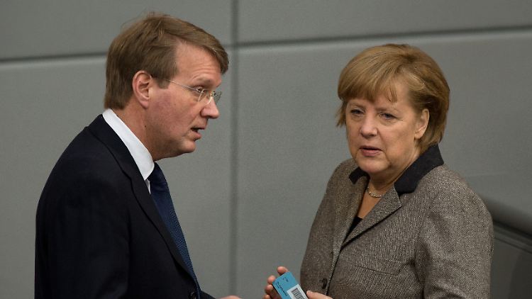 Merkel und Pofalla: Die Behandlung der NSA-Affäre hat die Kanzlerin ihrem Minister überlassen.