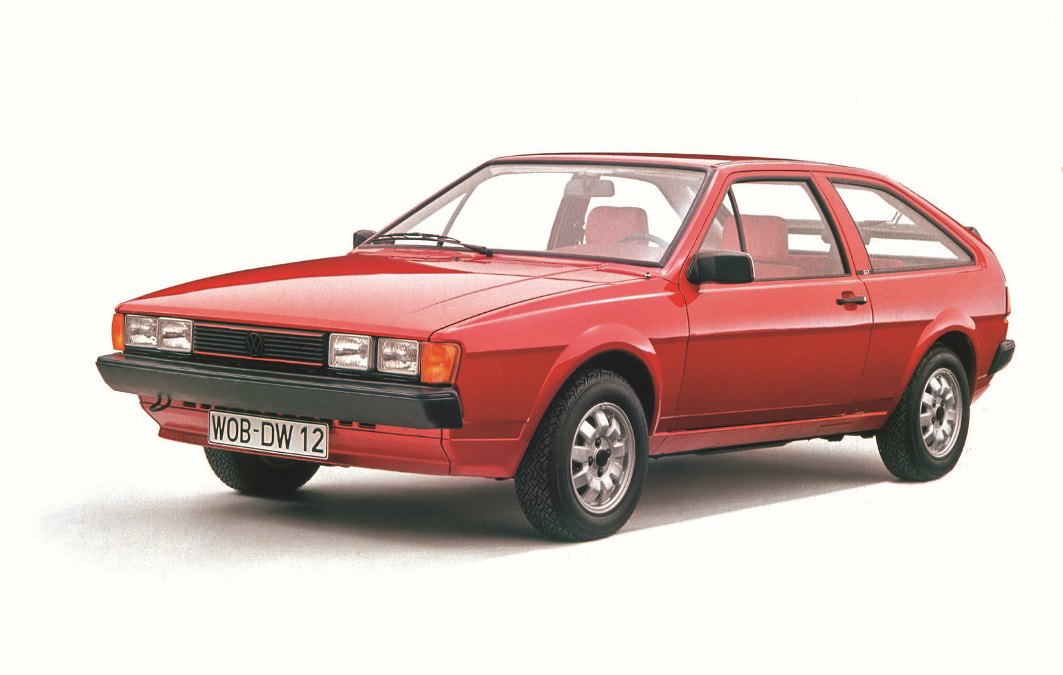 Gestern wie heute gehören sportliche Autos zu den Highlights auf der IAA. VW zeigt 1983 den Prototyp des Scirocco II mit einem 16V-Motor, der immerhin 139 PS leistete.