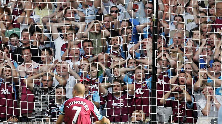 Ob die Fans hinter dem Tor es besser gemacht hätten als der schwedische Stürmer Freddie Ljungberg in dieser Situation?