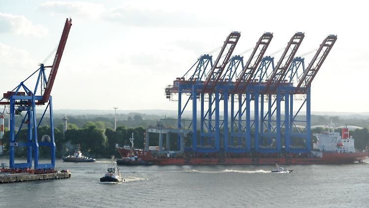 Gut gerüstet für die Zukunft: Dank der neuen Containerbrücken können auch sogenannte Superschiffe den Hamburger Hafen anlaufen.